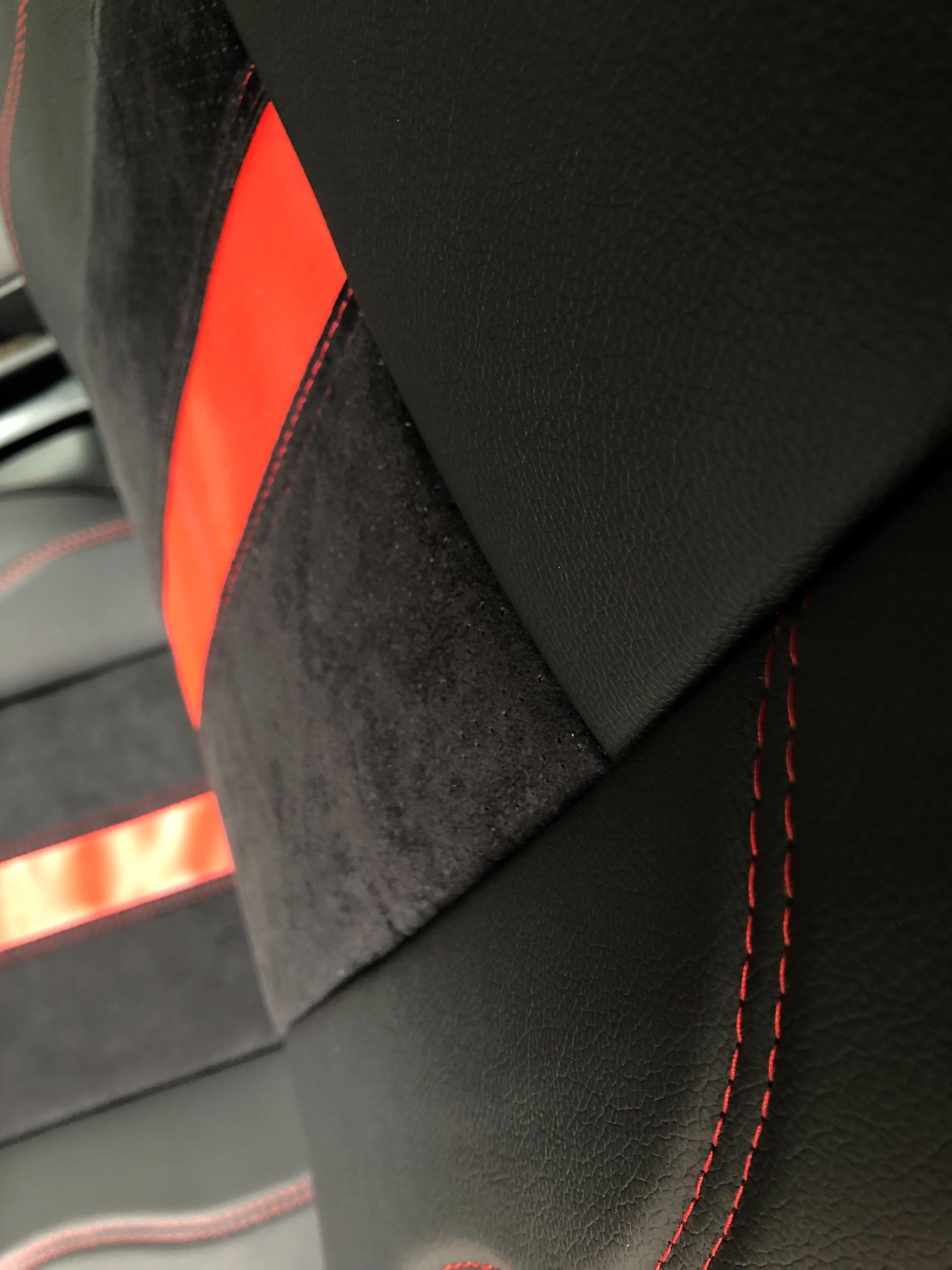 Huse scaune LUXURY perforat alcantara și piele ecologică – linie roșie - obrazek 10