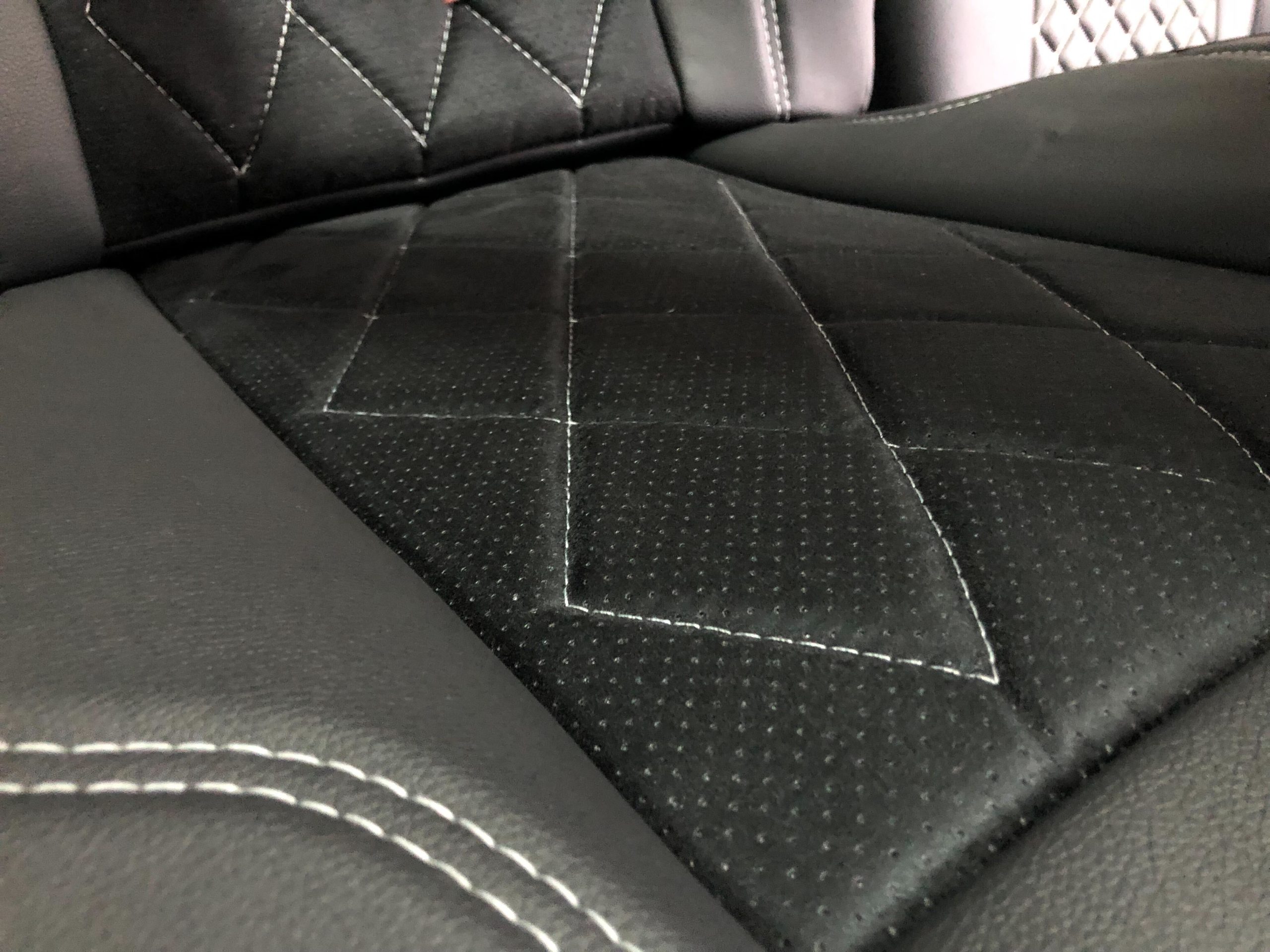 Huse scaune din alcantara perforat si piele ecologica – firе albе - obrazek 8