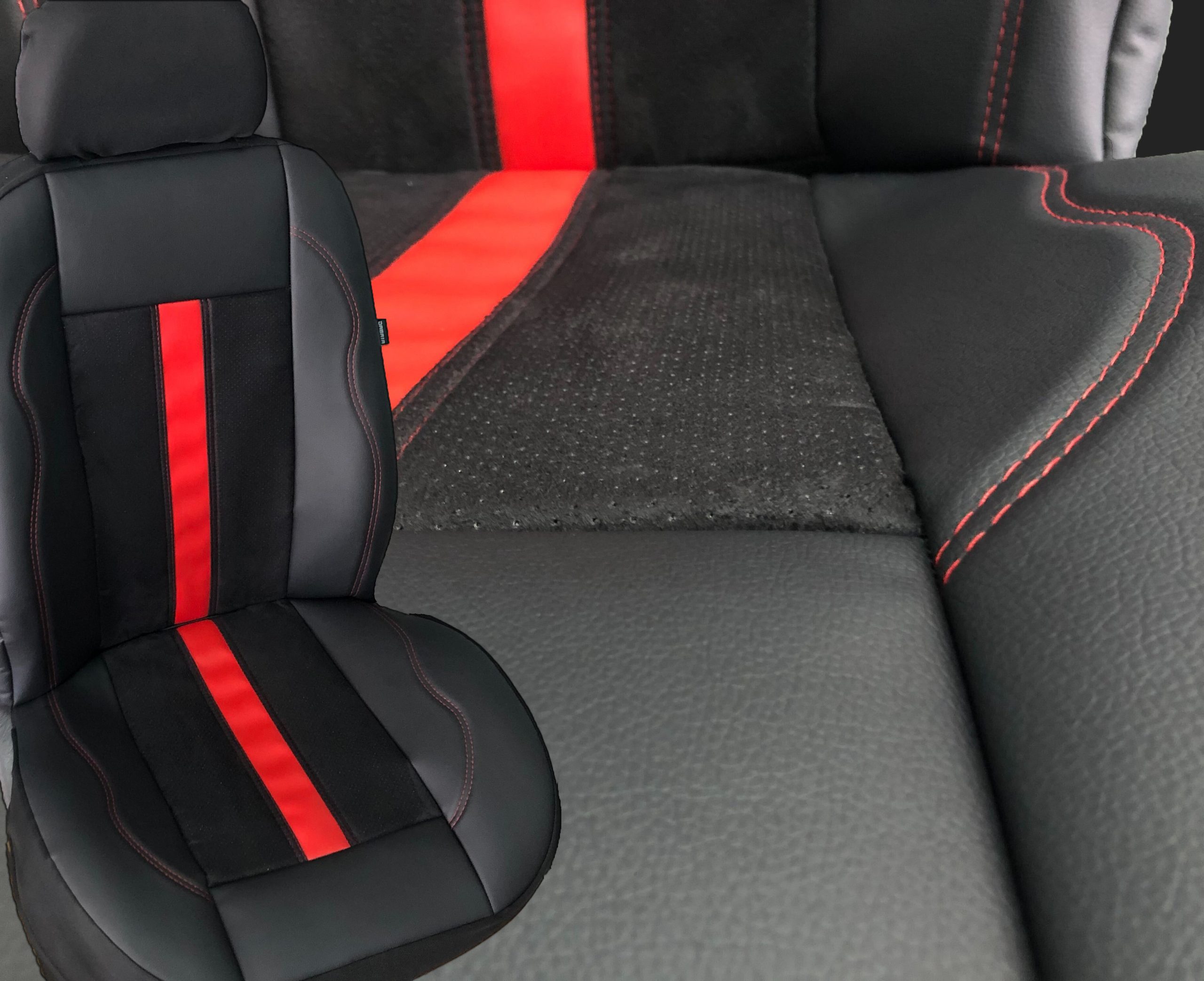 Huse scaune LUXURY perforat alcantara și piele ecologică – linie roșie