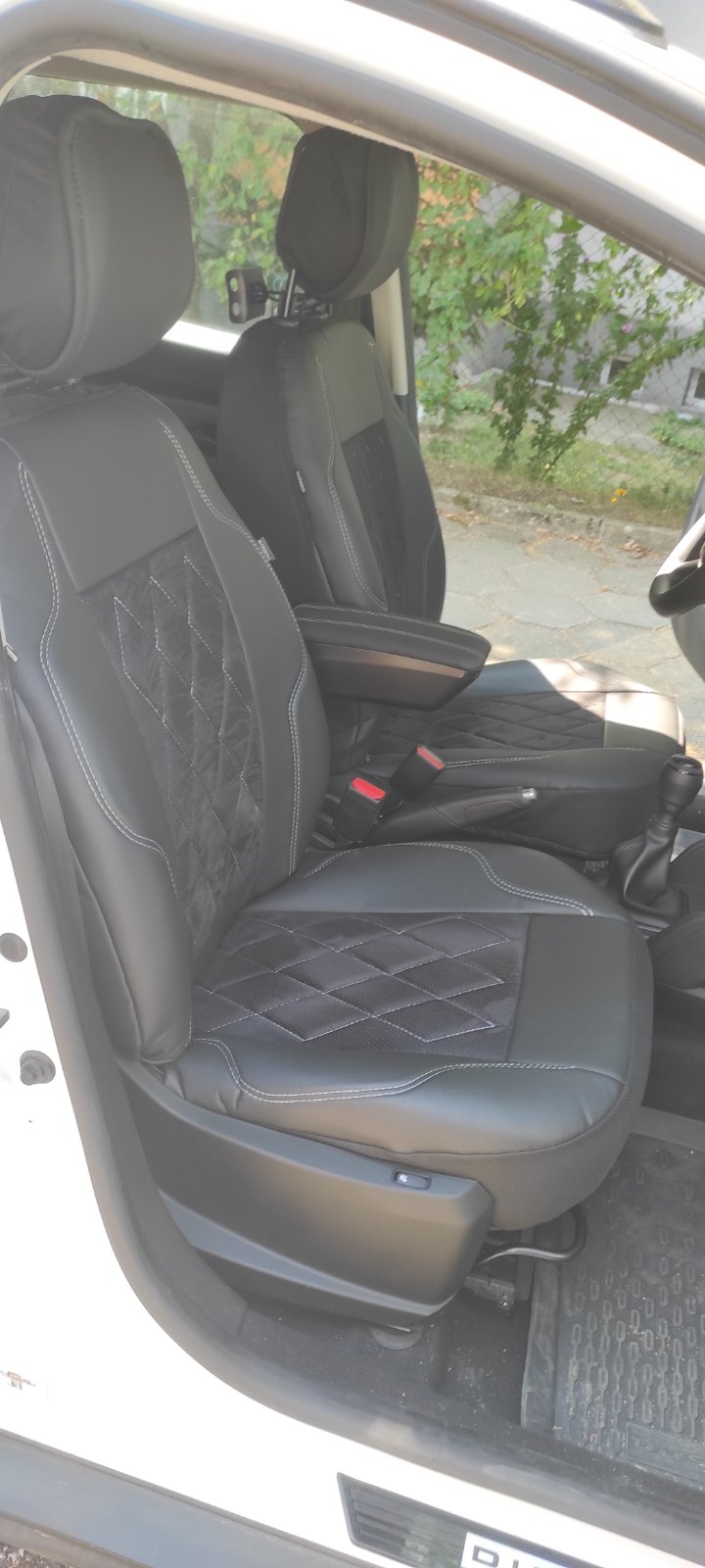 Huse scaune din alcantara perforat si piele ecologica – firе albе - obrazek 5